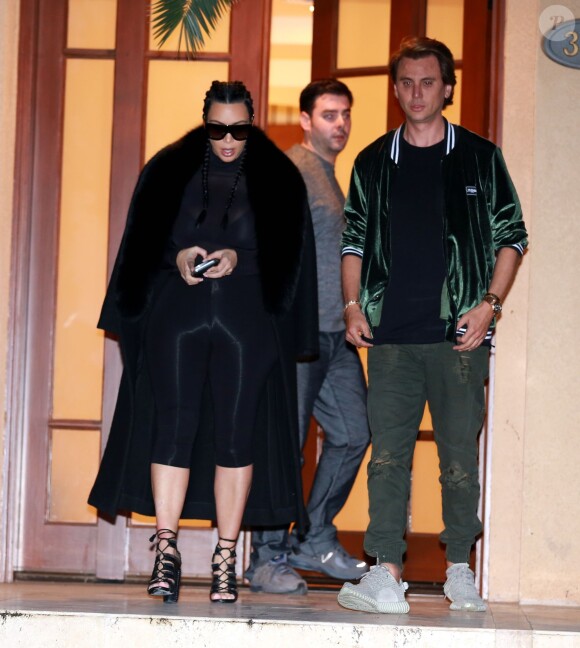 Kim Kardashian et son meilleur ami Jonathan Cheban sortent d'une maison à Beverly Hills le 19 février 2016. © CPA/BESTIMAGE 19/02/2016 - Los Angeles