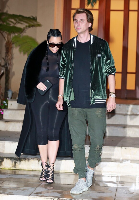 Kim Kardashian et son meilleur ami Jonathan Cheban sortent d'une maison à Beverly Hills le 19 février 2016. © CPA/BESTIMAGE