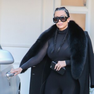 Kim Kardashian sortant du centre de dermatologie Epione à Beverly Hills le 19 février 2016.