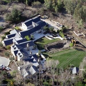 Vues aériennes de la maison de Kanye West et Kim Kardashian encore en chantier depuis de long mois le 18 février 2016 à Los Angeles dans le quartier de Hidden Hills. Le couple star a acquis cette maison pour environ 20 millions de dollars. Ensuite ils ont acheté la villa voisine pour un montant de 3 millions de dollars. Leur projet de rénovation inclus une construction nouvelle qui reste encore inachevé. Les images montrent juste le trou béant qui devait accueillir le projet final. Un véritable domaine mais qui reste encore un projet inachevé. Le délai prévu sera largement dépassé et les travaux seront terminés bien après 2019.