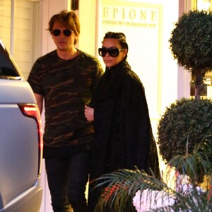 Kim Kardashian se rend dans le centre de dermatologie et laser Epione avec son meilleur ami Jonathan Cheban à Beverly Hills, le 18 février 2016.