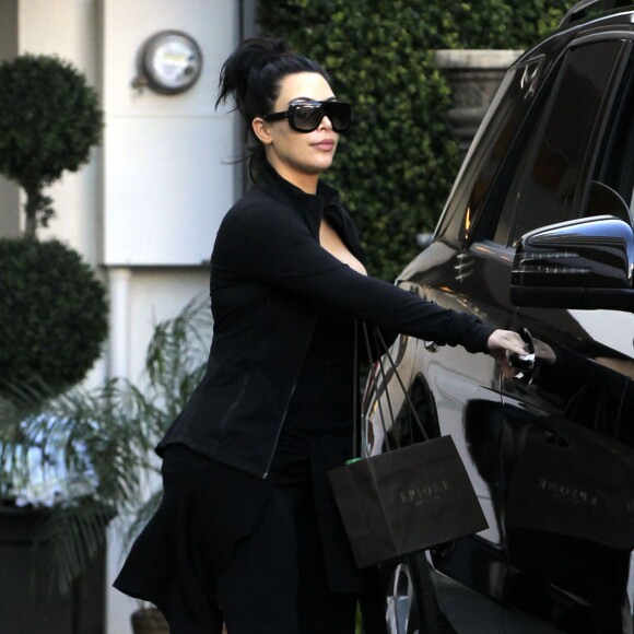 Exclusif - Kim Kardashian à la sortie du centre dermatologique "Epitome" à West Hollywood, le 16 février 2016