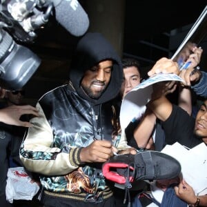 Kanye West accueilli par une foule de fans à l'aéroport LAX de Los Angeles le 19 février 2016.