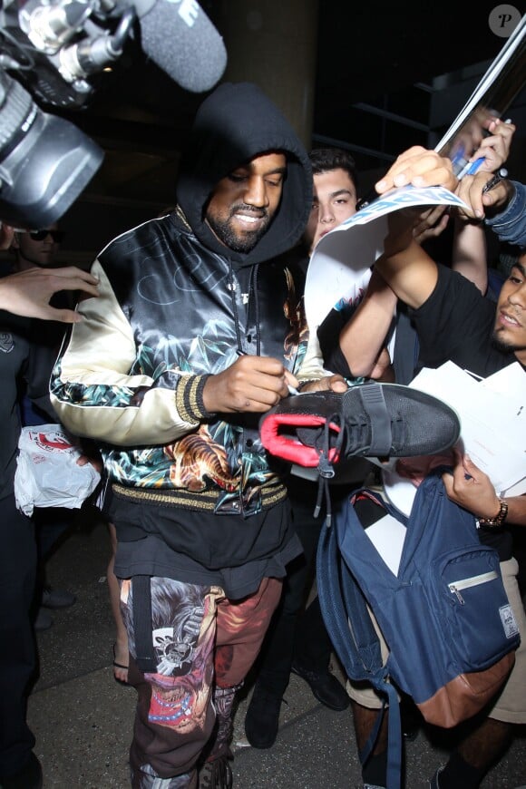 Kanye West accueilli par une foule de fans à l'aéroport LAX de Los Angeles le 19 février 2016.