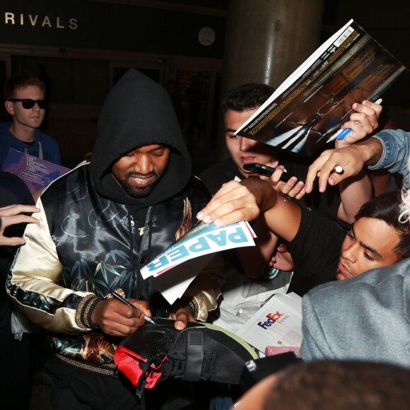 Kanye West accueilli par une foule de fans à l'aéroport LAX de Los Angeles le 19 février 2016.