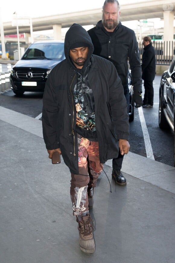 Exclusif - Kanye West arrive à l'aéroport de Roissy pour prendre un avion pour Los Angeles. Paris, le 19 février