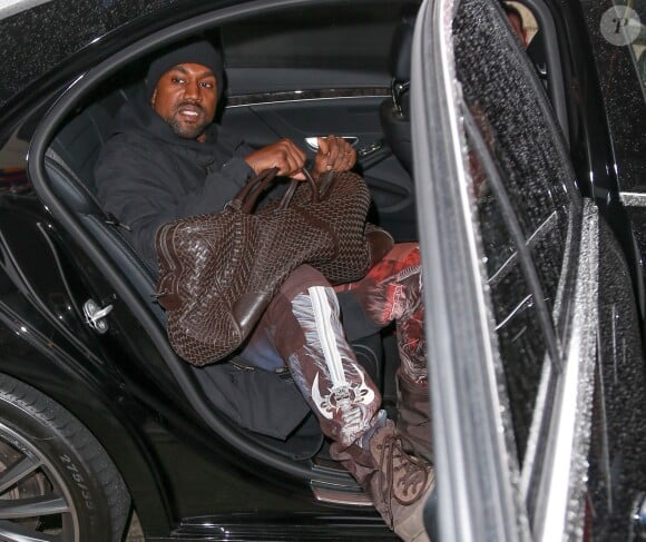 Kanye West arrive à l'aéroport de LAX à Los Angeles pour prendre l’avion, le 17 février 2016