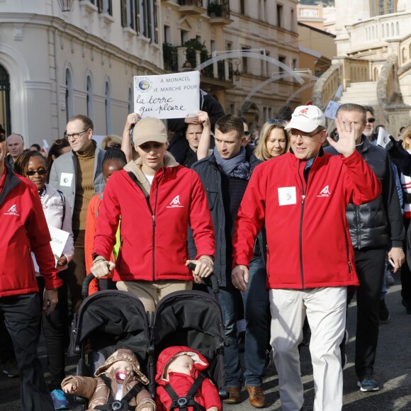 Le prince Albert II de Monaco et la princesse Charlene avec les jumeaux Jacques et Gabriella le 29 novembre 2015 lors d'une Marche pour le climat à Monaco. © J. C. Vinaj / Bestimage