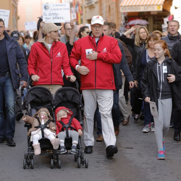 Le prince Albert II de Monaco et la princesse Charlene avec les jumeaux Jacques et Gabriella le 29 novembre 2015 lors d'une Marche pour le climat à Monaco. © J. C. Vinaj / Bestimage