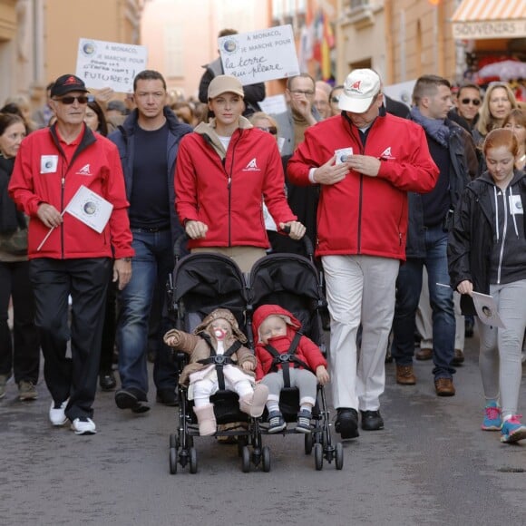 Le prince Albert II de Monaco et la princesse Charlene avec les jumeaux Jacques et Gabriella le 29 novembre 2015 lors d'une Marche pour le climat à Monaco. © J. C. Vinaj / Bestimage