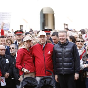 Le prince Albert II de Monaco et la princesse Charlene avec les jumeaux Jacques et Gabriella le 29 novembre 2015 lors d'une Marche pour le climat à Monaco. © J. C. Vinaj / Bestimage
