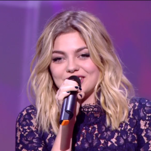 Louane reçoit la Victoire de l'Album révélation de l'année, à Paris, le 12 février 2016.