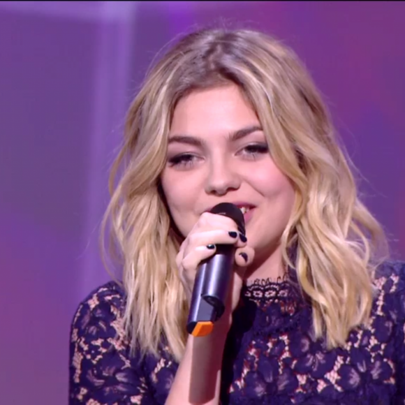 Louane reçoit la Victoire de l'Album révélation de l'année, à Paris, le 12 février 2016.