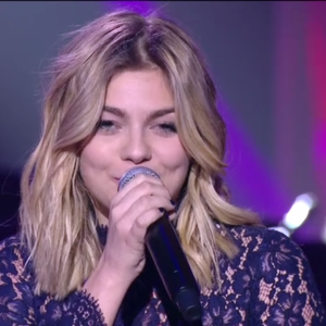 Louane reçoit la Victoire de l'Album révélation de l'année, à Paris, le 12 février 2016.