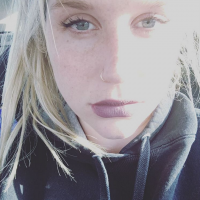 Kesha, les yeux bouffis , épuisée par le chagrin : "Il n'y a pas de mots..."