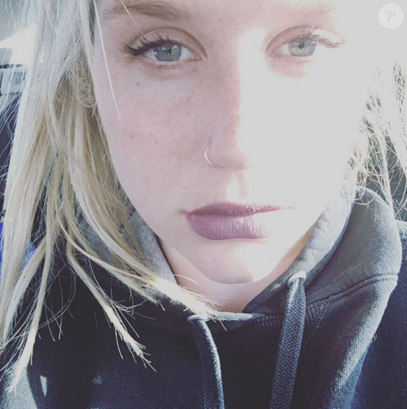 Kesha, très émue par le soutien de ses fans, les remercie sur Instagram le 23 février 2016.