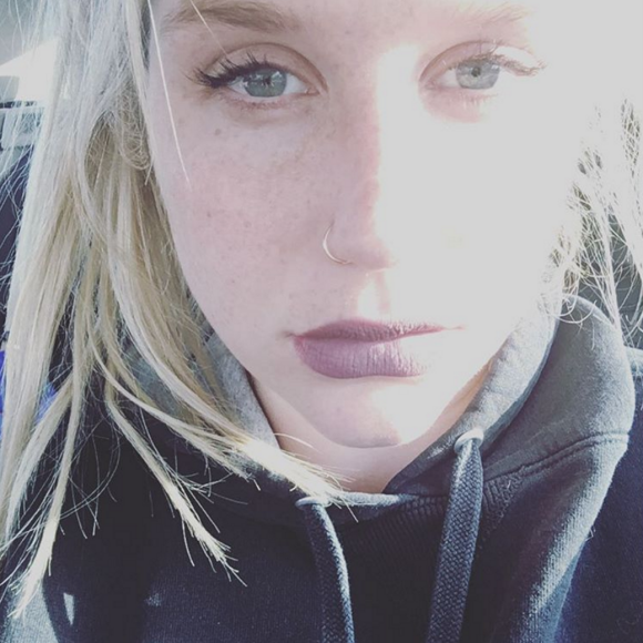 Kesha, très émue par le soutien de ses fans, les remercie sur Instagram le 23 février 2016.