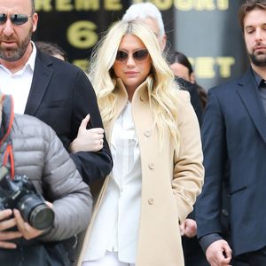 La chanteuse Kesha quitte la cour de New York après son audition dans l'affaire qui l'oppose à Dr Luke, le 19 février 2016. Sony empêche Kesha de changer de maison de disque et veut l'obliger à faire les 3 prochains albums avec Dr. Luke, comme l'exige son contrat, alors que la chanteuse prétend que l'homme l'a agressée sexuellement.  Kesha leaves the New York State Supreme Court on February 19th, 2016 in New York City. Sony has refused to voluntarily release the pop star from her contract which requires her to make three more albums with producer Dr. Luke, a man she claims sexually assaulted her.19/02/2016 - New York