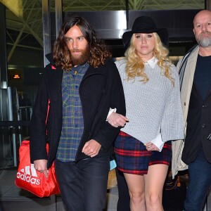 Kesha et son compagnon Brad Ashenfelter arrivent à l'aéroport de Los Angeles le 18 février 2016. © CPA/Bestimage18/02/2016 - New York