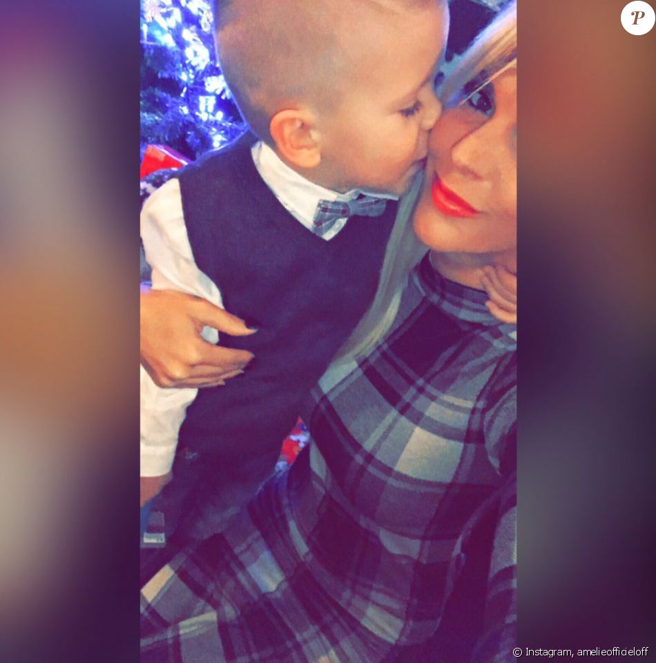 Amelie Neten Pere De Son Fils Amélie Neten et son fils Hugo (4 ans) sur son 31 pour célébrer Noël.  Décembre 2015. - Purepeople