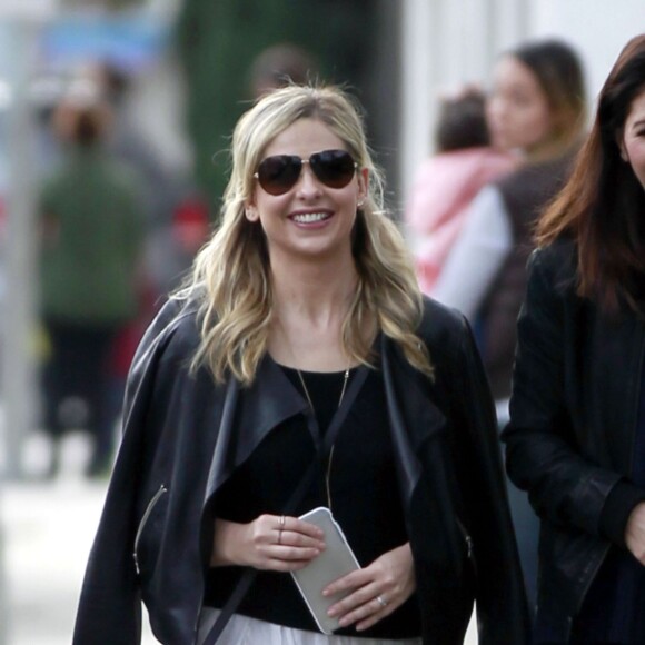 Sarah Michelle Gellar se promène avec une amie à Brentwood, le 13 janvier 2016. © CPA/Bestimage
