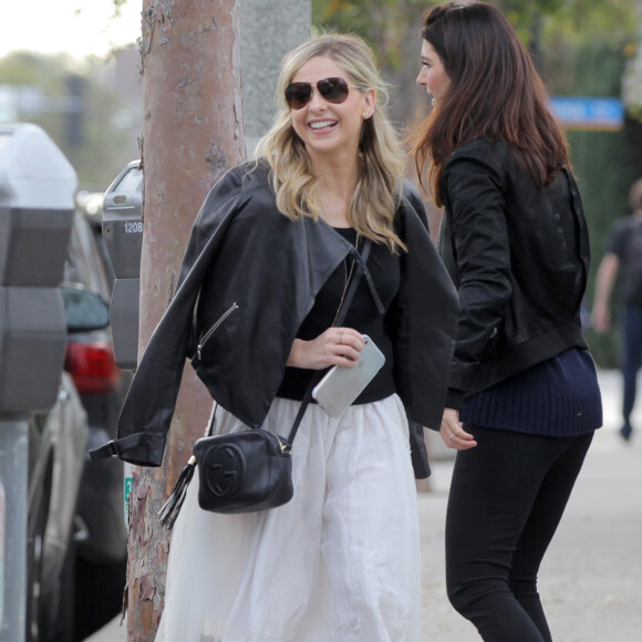 Sarah Michelle Gellar se promène avec une amie à Santa Monica, le 13 janvier 2016.