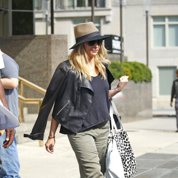 Exclusive - Sarah Michelle Gellar quitte le Trump International Hotel à New York, le 9 octobre 2015. Elle porte un sac avec un imprimé léopard. © CPA / Bestimage
