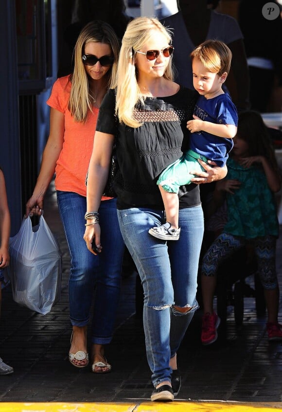 Sarah Michelle Gellar à la sortie du Brentwood Country Mart avec ses enfants Charlotte et Rocky, le 13 août 2015.