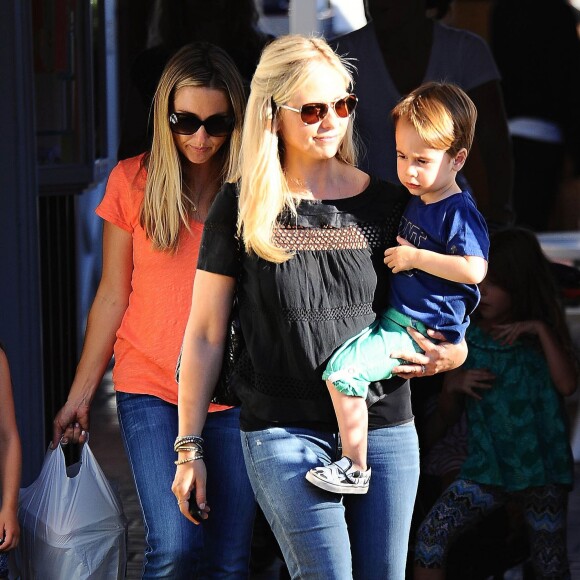 Sarah Michelle Gellar à la sortie du Brentwood Country Mart avec ses enfants Charlotte et Rocky, le 13 août 2015.