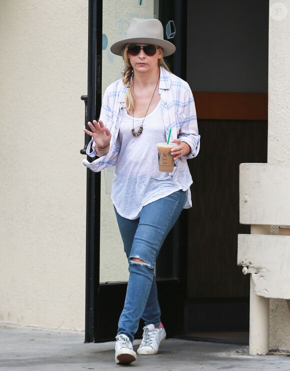 Semi-Exclusif - Sarah Michelle Gellar sort d'un café Starbucks à Los Angeles, le 23 juillet 2015