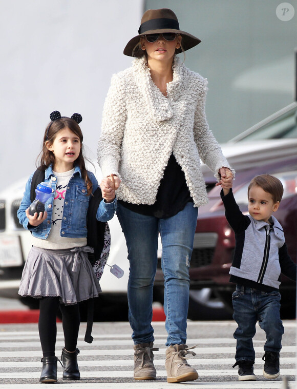 Sarah Michelle Gellar se promène avec ses enfants Charlotte et Rocky à Santa Monica, le 15 décembre 2014.