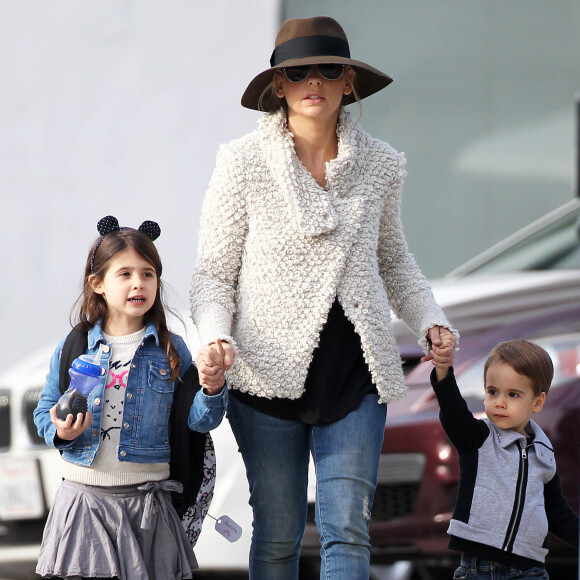 Sarah Michelle Gellar se promène avec ses enfants Charlotte et Rocky à Santa Monica, le 15 décembre 2014.