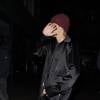 Justin Bieber, escorté par ses gardes du corps, traverse une foule de fans pour se rendre au bar "The Crow" avant d'aller faire la fête à la boîte de nuit "Tape" après la cérémonie des Brit Awards à Londres, le 24 février 2016.