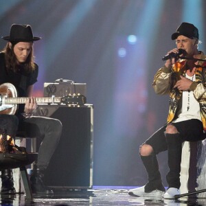 James Bay (Meilleur artiste masculin anglais) et Justin Bieber (Meilleur artiste masculin international) à la Cérémonie des BRIT Awards 2016 à l'O2 Arena à Londres, le 24 février 2016.