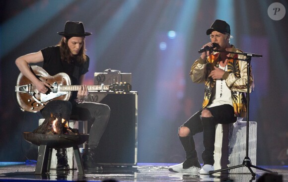 James Bay (Meilleur artiste masculin anglais) et Justin Bieber (Meilleur artiste masculin international) à la Cérémonie des BRIT Awards 2016 à l'O2 Arena à Londres, le 24 février 2016.