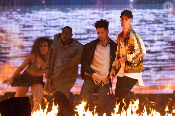 Justin Bieber (Meilleur artiste masculin international) lors de la Cérémonie des BRIT Awards 2016 à l'O2 Arena à Londres, le 24 février 2016.