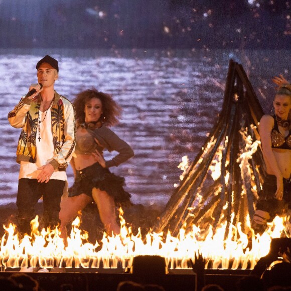 Justin Bieber (Meilleur artiste masculin international) à la Cérémonie des BRIT Awards 2016 à l'O2 Arena à Londres, le 24 février 2016.