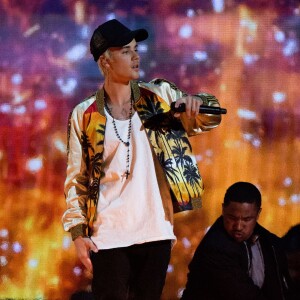 Justin Bieber (Meilleur artiste masculin international) à la Cérémonie des BRIT Awards 2016 à l'O2 Arena à Londres, le 24 février 2016.