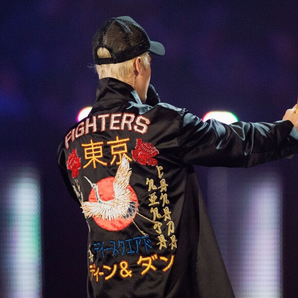 Justin Bieber (Meilleur artiste masculin international) à la Cérémonie des BRIT Awards 2016 à l'O2 Arena à Londres, le 24 février 2016.