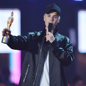 Justin Bieber (Meilleur artiste masculin international) à la Cérémonie des BRIT Awards 2016 à l'O2 Arena à Londres, le 24 février 2016.