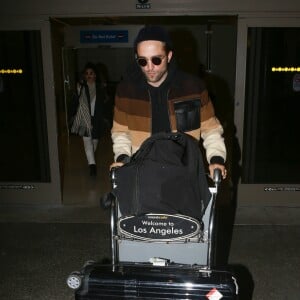 Robert Pattinson à l'aéroport LAX à Los Angeles, le 11 novembre 2015.