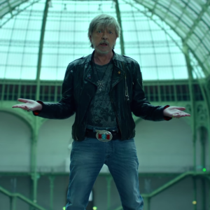 Image du clip "Toujours debout" de Renaud, février 2016.