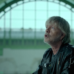 Image du clip "Toujours debout" de Renaud, février 2016.