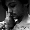 Louis Tomlinson pose avec son fils Freddie Reign. Photo publiée sur Instagram, au mois de janvier 2016.
