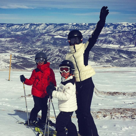 Laeticia Hallyday et ses filles, Jade et Joy, sur les pistes de ski d'Aspen, février 2016.