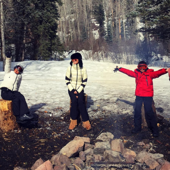 Laeticia Hallyday et ses filles, Jade et Joy, sur les pistes de ski d'Aspen, février 2016.