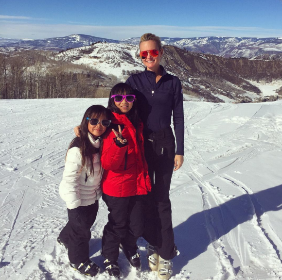 Laeticia Hallyday et ses filles, Jade et Joy, sur les pistes de ski d'Aspen, février 2016.