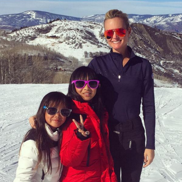 Laeticia Hallyday et ses filles, Jade et Joy, sur les pistes de ski d'Aspen, février 2016.