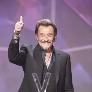 Johnny Hallyday reçoit la Victoire de l'album de chansons de l'année au côté de Yodelice (Maxim Nucci) qui a produit l'album "De l'amour" - Victoires de la musique au Zénith de Paris, le 12 février 2016.