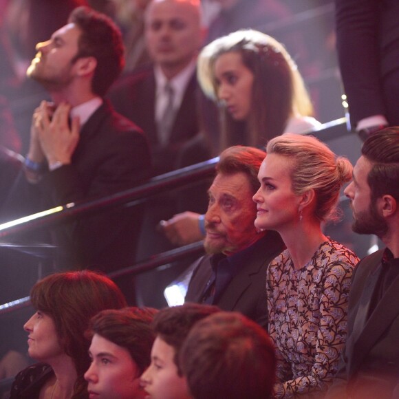 Johnny Hallyday reçoit la Victoire de l'album de chansons de l'année au côté de Yodelice (Maxim Nucci) qui a produit l'album "De l'amour" - Victoires de la musique au Zénith de Paris, le 12 février 2016.